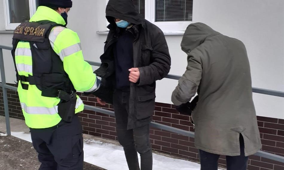 2021-2-12-1112Prohlídka běženců celníkem.jpg